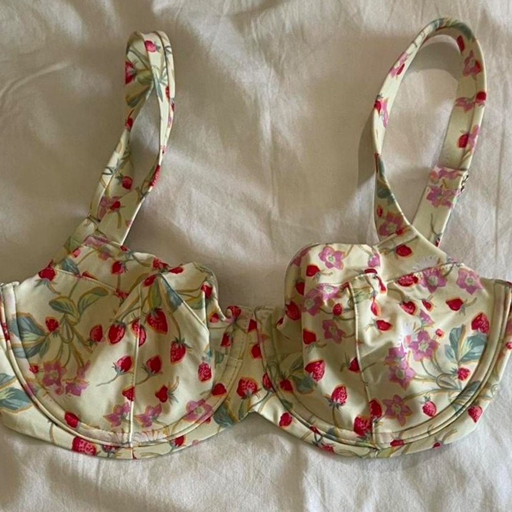 NWT- VICTORIA’s SECRET STRAWBERRY PRINT BIKINI TOP